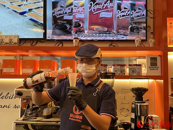 咖啡师在调制“Biang香拿铁”咖啡。人民网记者 李学山摄