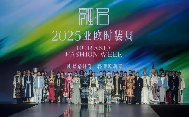中亚时装达人新疆共舞传统与时尚 